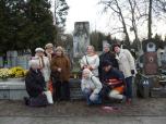 (19/68): 2009.12.02 Członkowie Koła Senior przy grobie pierwszego Prezesa O/Kujawskiego PTK we Włocławku.