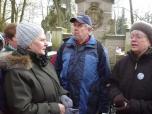 (30/68): 2011 - Helena Cieślak i Kazimierz Andrzejewski z uczestnikami Rajdu przy grobie Izabeli Zbiegniewskiej.